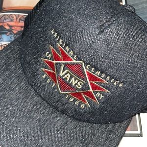 🛹🤘🏻👅 • ⚫️👅 VANS x Catchn’ Vibes 👅⚫️• 🤘🏻🛹👅